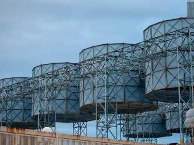 Il rivestimento cilindrico dall'intenso colore celeste fu adottato negli anni 80 per ridurre il rumore delle ventole, insopportabile per gli abitanti della zona, soprattutto di notte